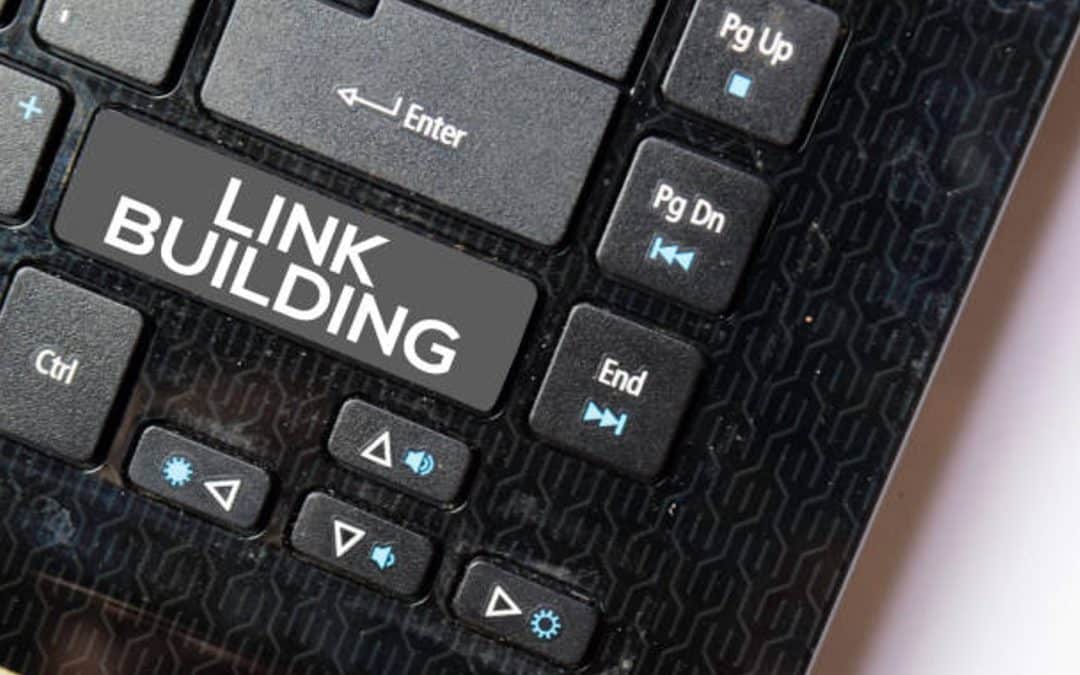 A part of a black keyboard with a Link Building button pointing to deep linking and its importance for SEO.